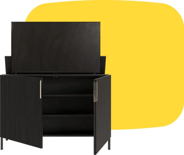 Zwart houten tv-meubel met ribbeldeuren en open vakken; TV lift mechanisme zichtbaar, moderne stijl tegen gele achtergrond.