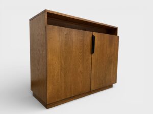 Houten kast met een strakke, moderne uitstraling; ideaal voor opslag of als TV lift meubel in een eigentijds interieur.