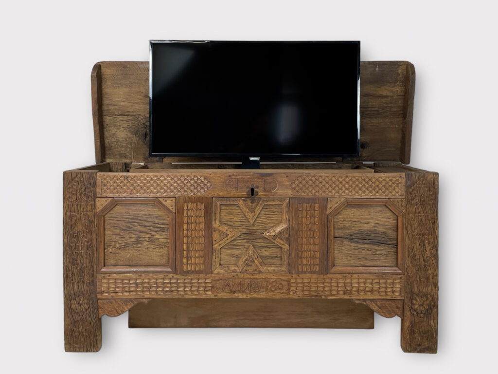 TV Lift in Dutch Oak Chest inscription 'Anno 1780'