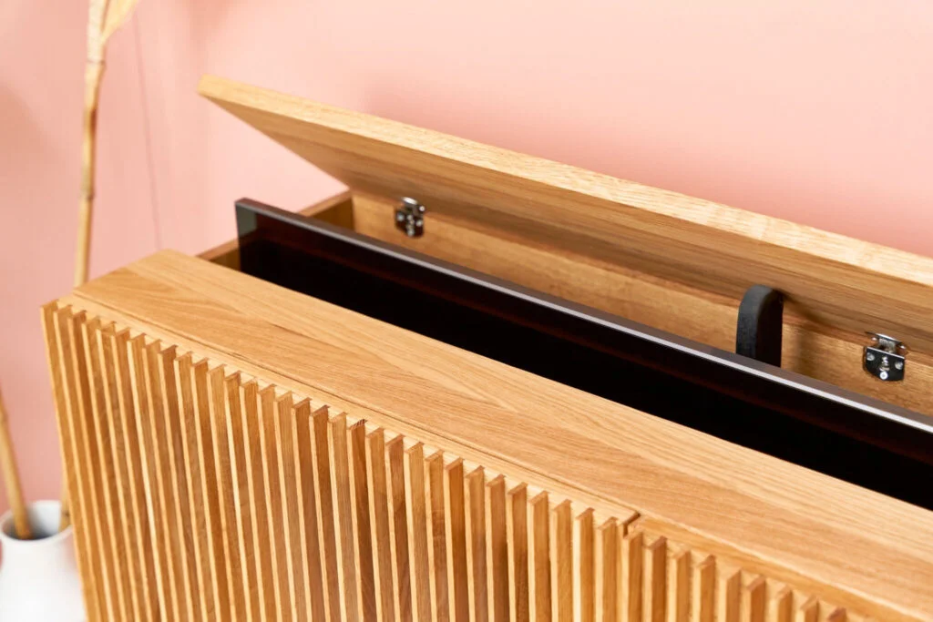 Houten kast met open bovenkant in licht interieur, past bij moderne stijl en functionaliteit in een zachte, roze omgeving.