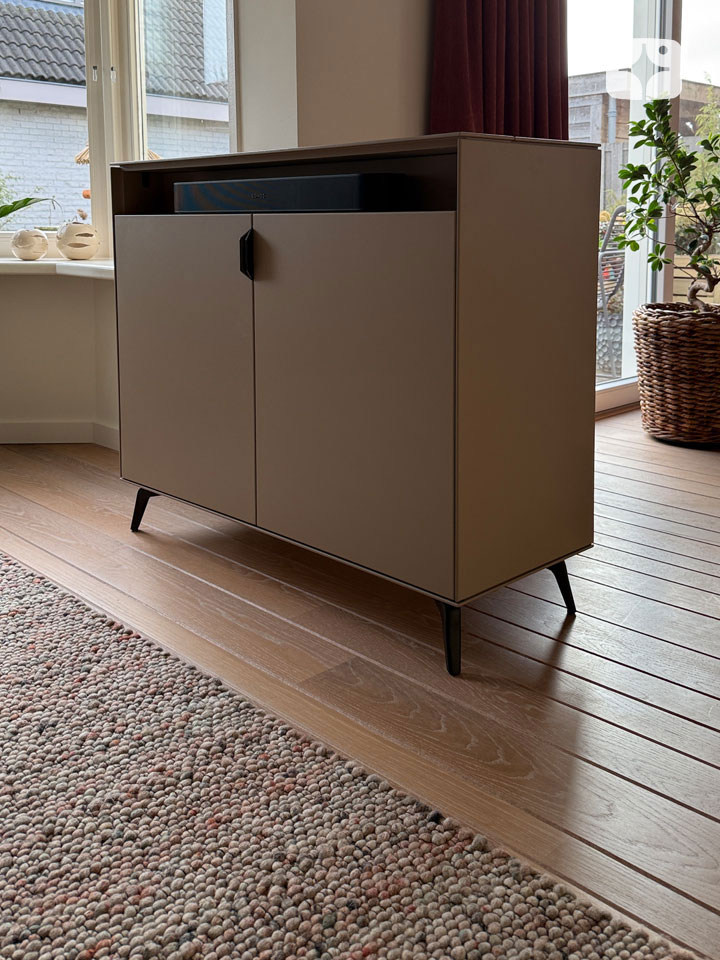 TV lift meubel 'Lucid' geschikt voor 43 inch TV - zijaanzicht met soundbar