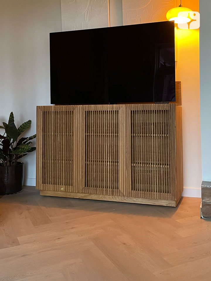 TV lift meubel 'Nomad' geschikt voor 65 inch TV - zijaanzicht- houtolie